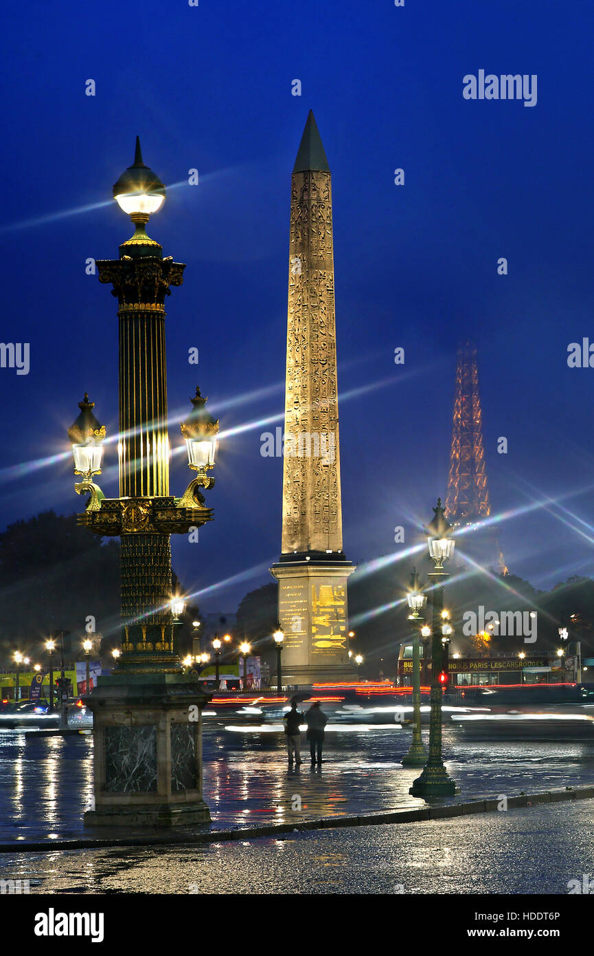Regnerischen Nacht am Place De La Concorde, mit der ägyptische Obelisk in der Mitte und den Eiffelturm in den Rücken. Paris, Frankreich. Stockfoto