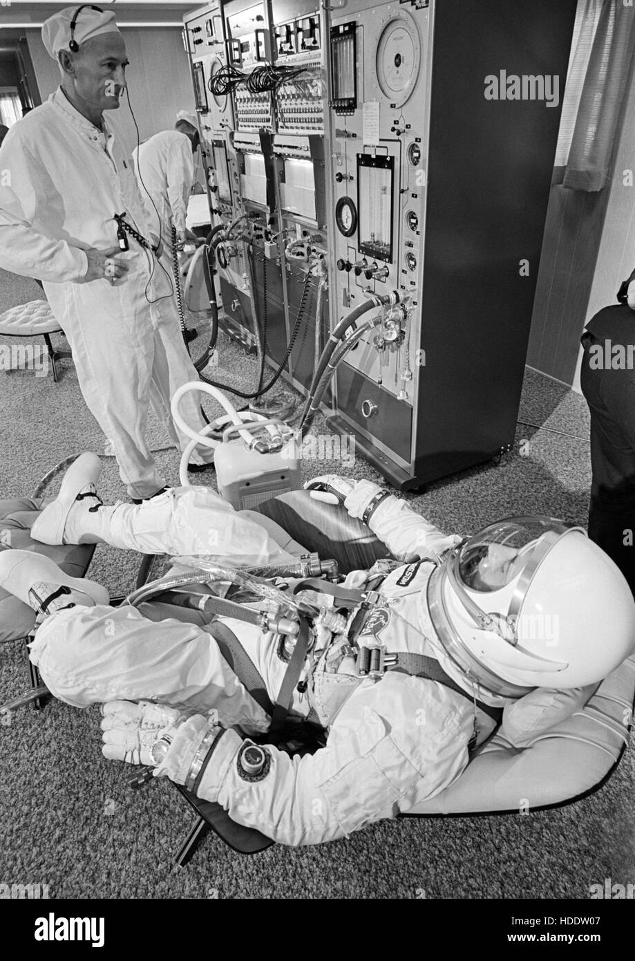 NASA-Gemini-Titan-3 erstklassige Besatzung Astronauten Gus Grissom passt sich für Vorflugkontrollen vor einer Gemini-3 Raumschiff Test Flugsimulation auf der Cape Canaveral Air Force Station 18. März 1965 in Cape Canaveral, Florida. Stockfoto