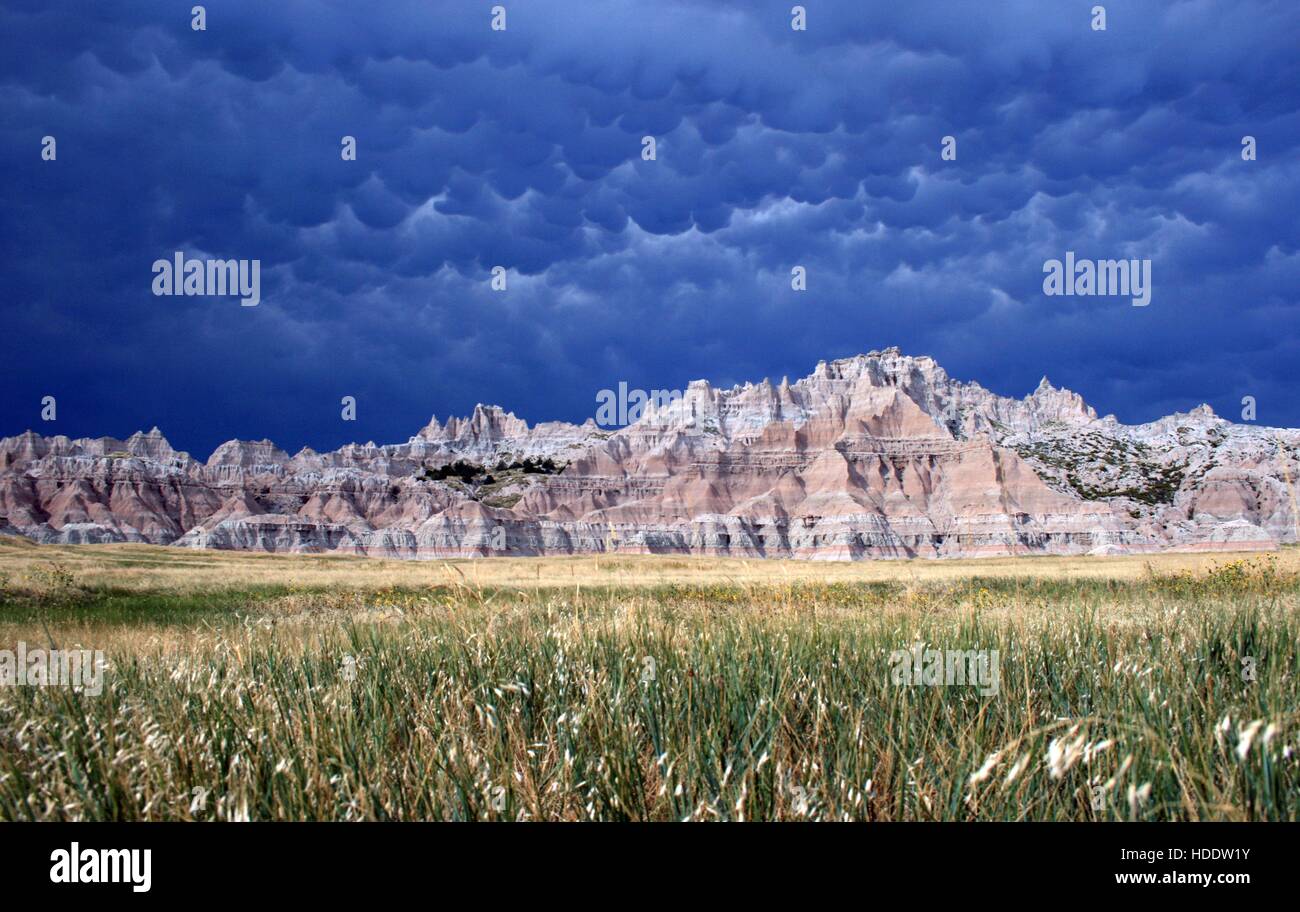 Mammatus Wolken schweben in den Himmel über den erodierten Buttes, bilden eine Felswand oberhalb der oberen wiesen auf die Badlands National Park Castle Trail 30. August 2013 in südwestliches South Dakota. Stockfoto