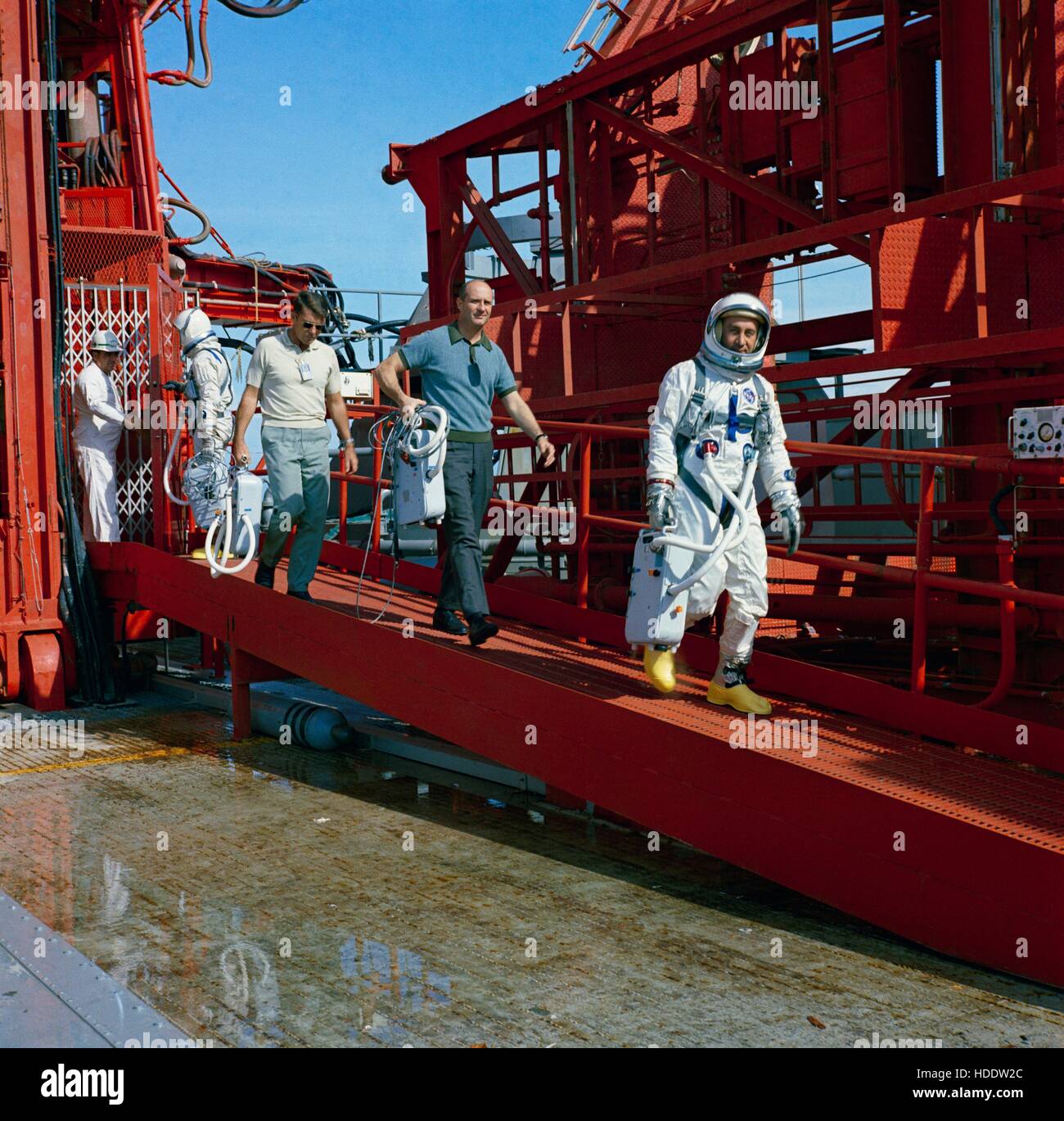 NASA-Gemini-Titan-3 Crew Astronauten Thomas Stafford, John Young und Wally Schirra während der Gemini-Titan 3 Simulation Startübungen Ausstieg auf der Cape Canaveral Air Force Station starten komplexe 19 24. November 1964 in Cape Canaveral, Florida. Stockfoto