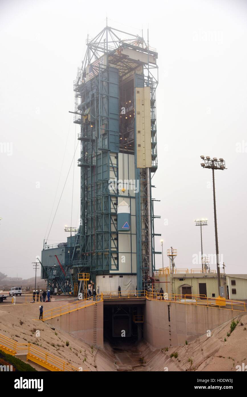 Die United Launch Alliance Delta II Rakete Zwischenzustands ist gehisst und montiert in einem Turm in Vorbereitung für die JPSS-1-Mission auf der Vandenberg Air Force Base Space Launch komplexe 2 13. Juli 2016 in Kalifornien. Stockfoto