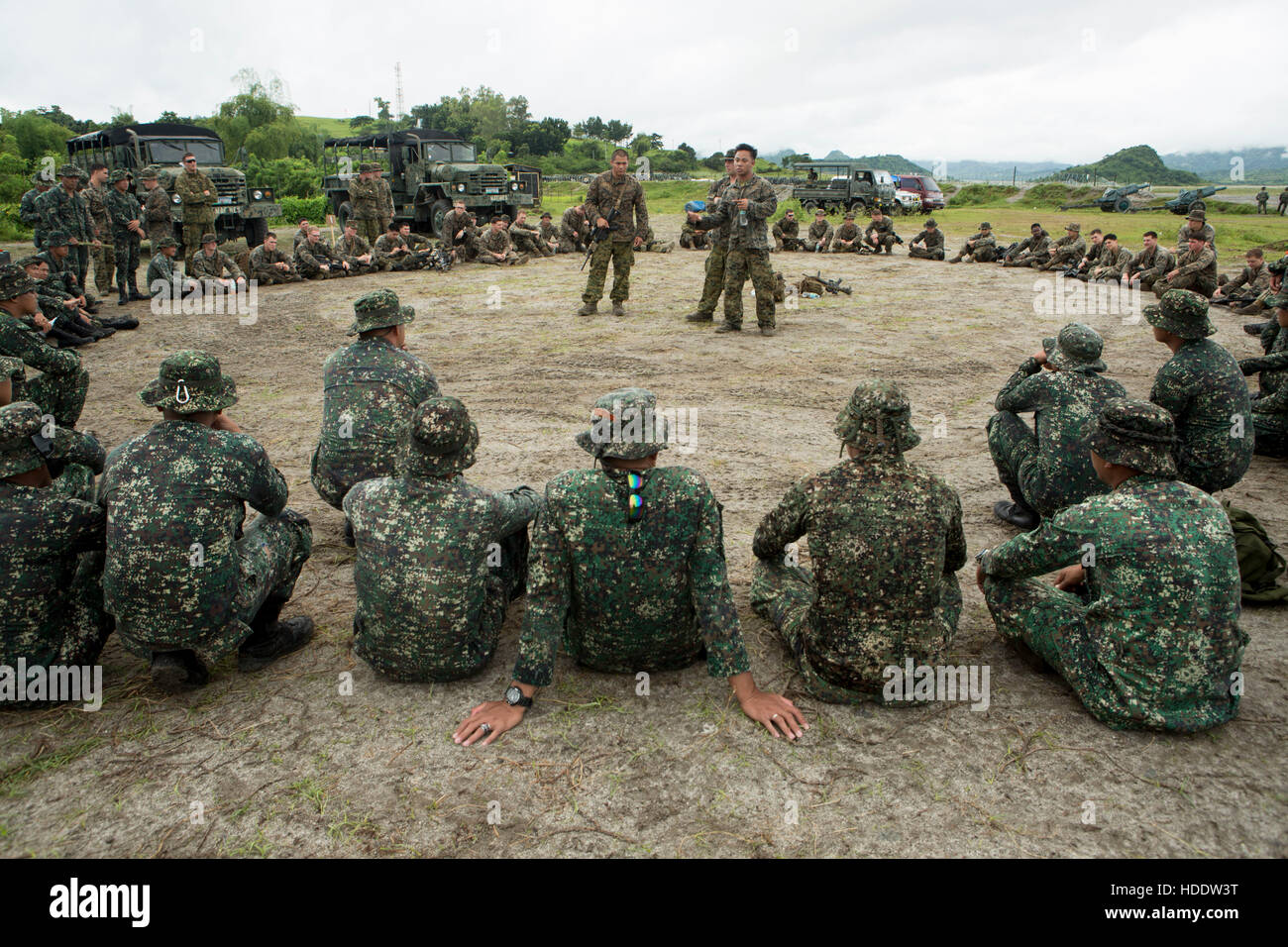 Amerikanischen und philippinischen Marines Soldaten besuchen einen Kampf Lebensretter-Kurs während der philippinischen amphibische Landung Übung auf der Oberst Ernesto Ravina Air Base 7. Oktober 2016 auf den Philippinen. Stockfoto