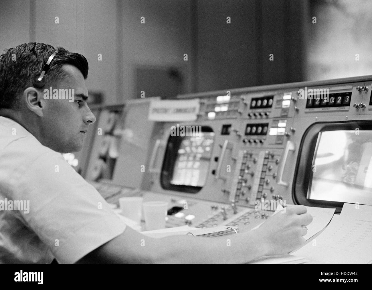 NASA-Astronauten Roger Chaffee überwacht die Gemini-Titan 3-Start am Johnson Space Center Mission Control Center 1965 in Houston, Texas. Stockfoto