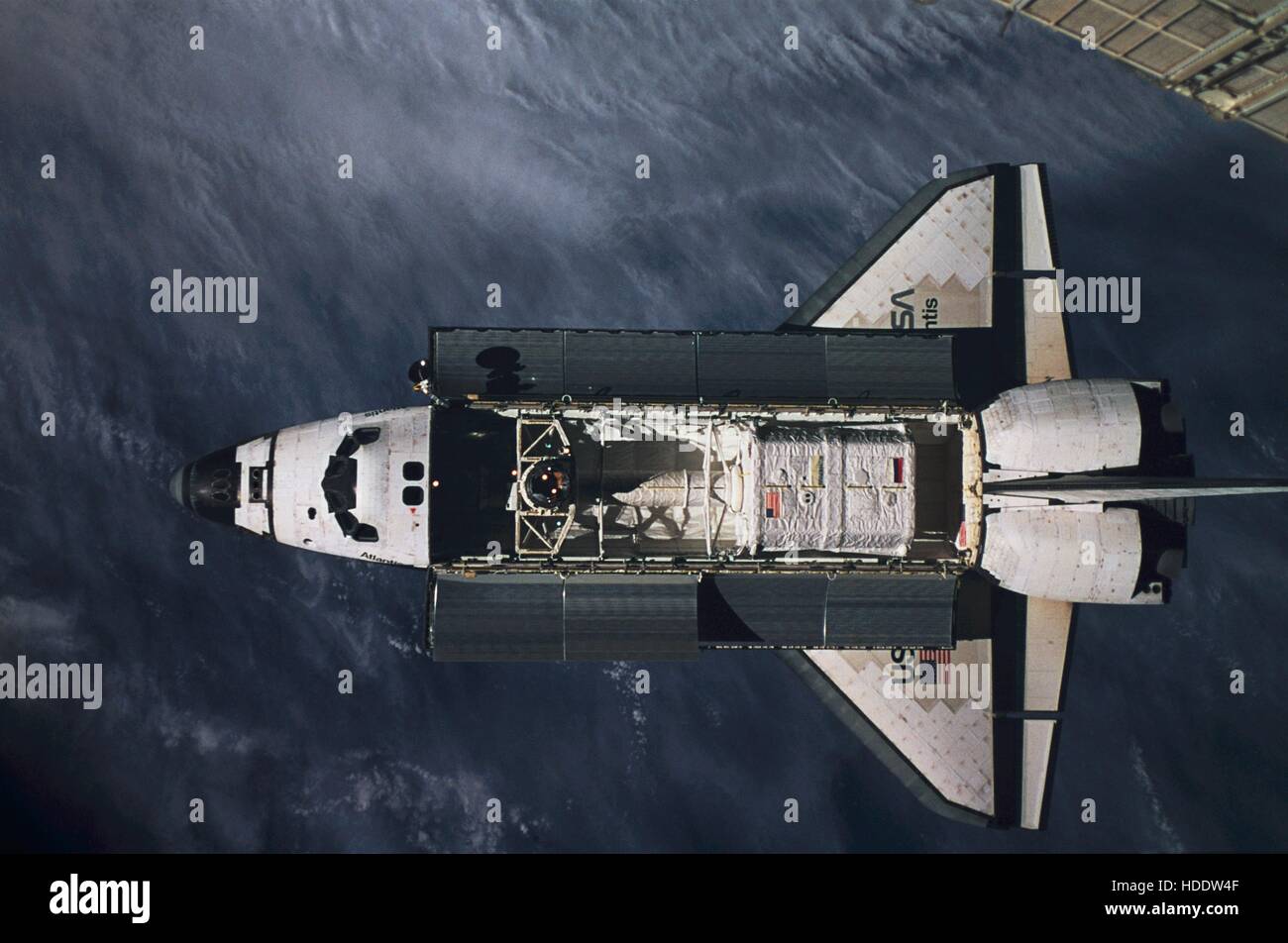 Die NASA STS-79 Space Shuttle Orbiter Atlantis Ansätze für das Andocken der russischen Raumstation im orbit 20. September 1996 in Erde. Stockfoto