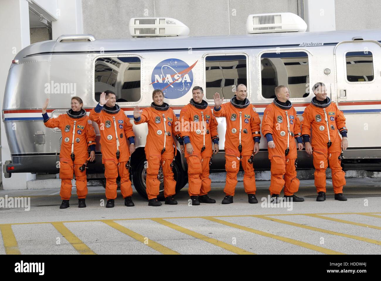 STS-126 NASA Mission Crew Astronauten (L-R) Sandra Magnus, Shane Kimbrough, Heidemarie Stefanyshyn-Piper, Stephen Bowen, Donald Pettit, Eric Boe und Christopher Ferguson winken dem Publikum neben einer Astrovan vor dem Start des Space Shuttle Endeavour am Kennedy Space Center 14. November 2008 in Merritt Island, Florida. Stockfoto