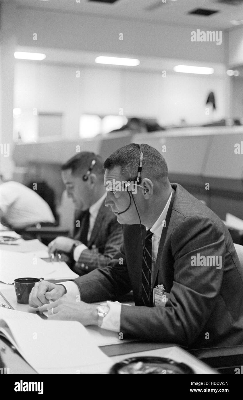 NASA-Astronaut Clifton Williams überwacht die Gemini-Titan 3-Start am Johnson Space Center Mission Control Center 1965 in Houston, Texas. Stockfoto
