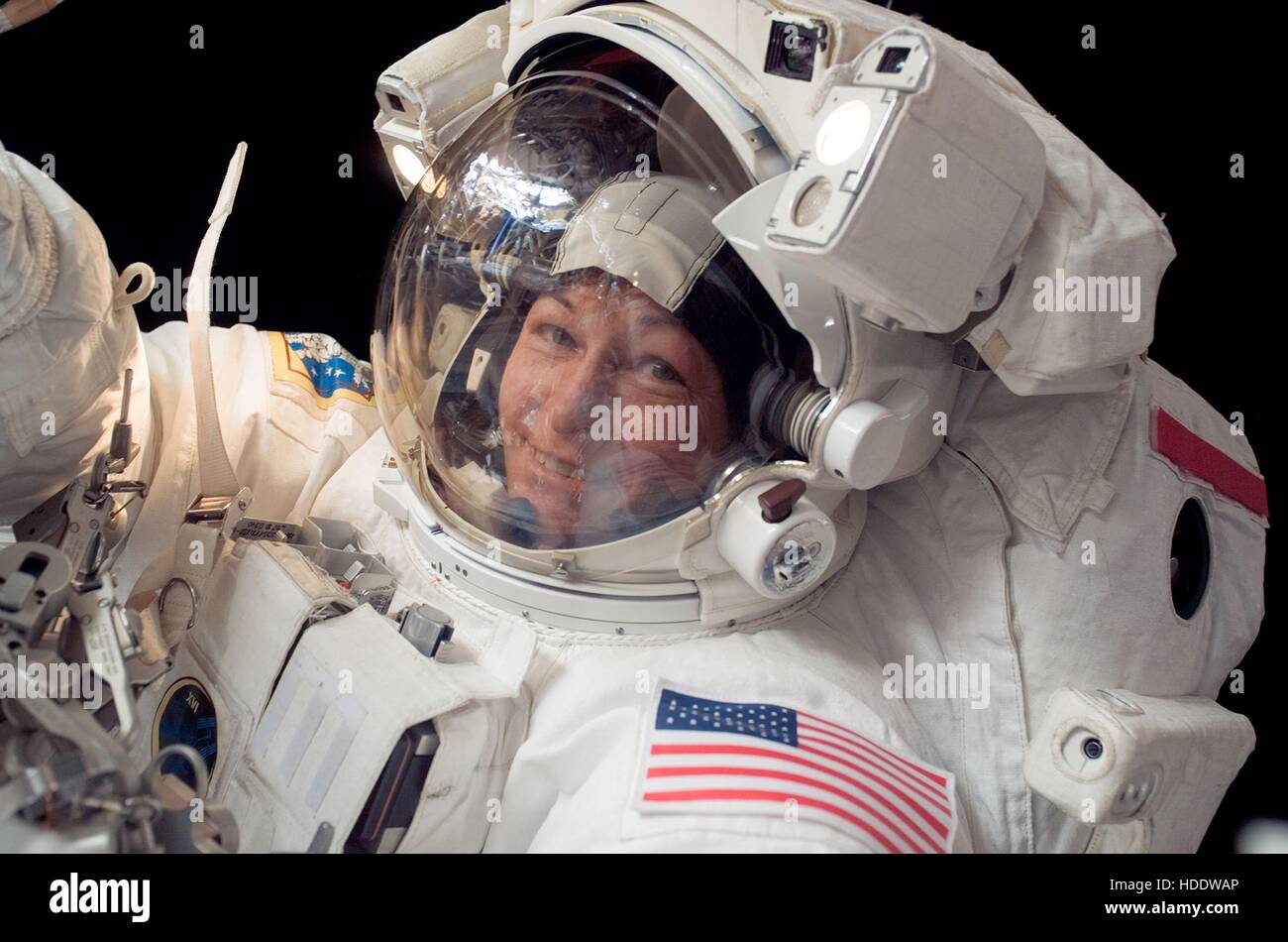 NASA-Expedition 16 Astronaut Peggy Whitson ersetzt einen Motor an der Außenseite der internationalen Raumstation ISS während einer EVA Weltraumspaziergang 30. Januar 2008 in der Erdumlaufbahn. Whitson war der erste weibliche Kommandant der ISS. Stockfoto