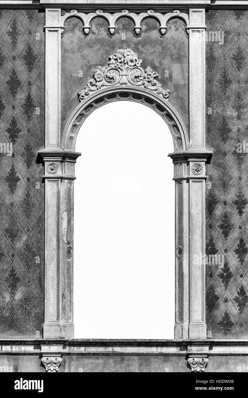 Fenster im Stil der venezianischen Gotik eines alten italienischen Palazzos. Stockfoto