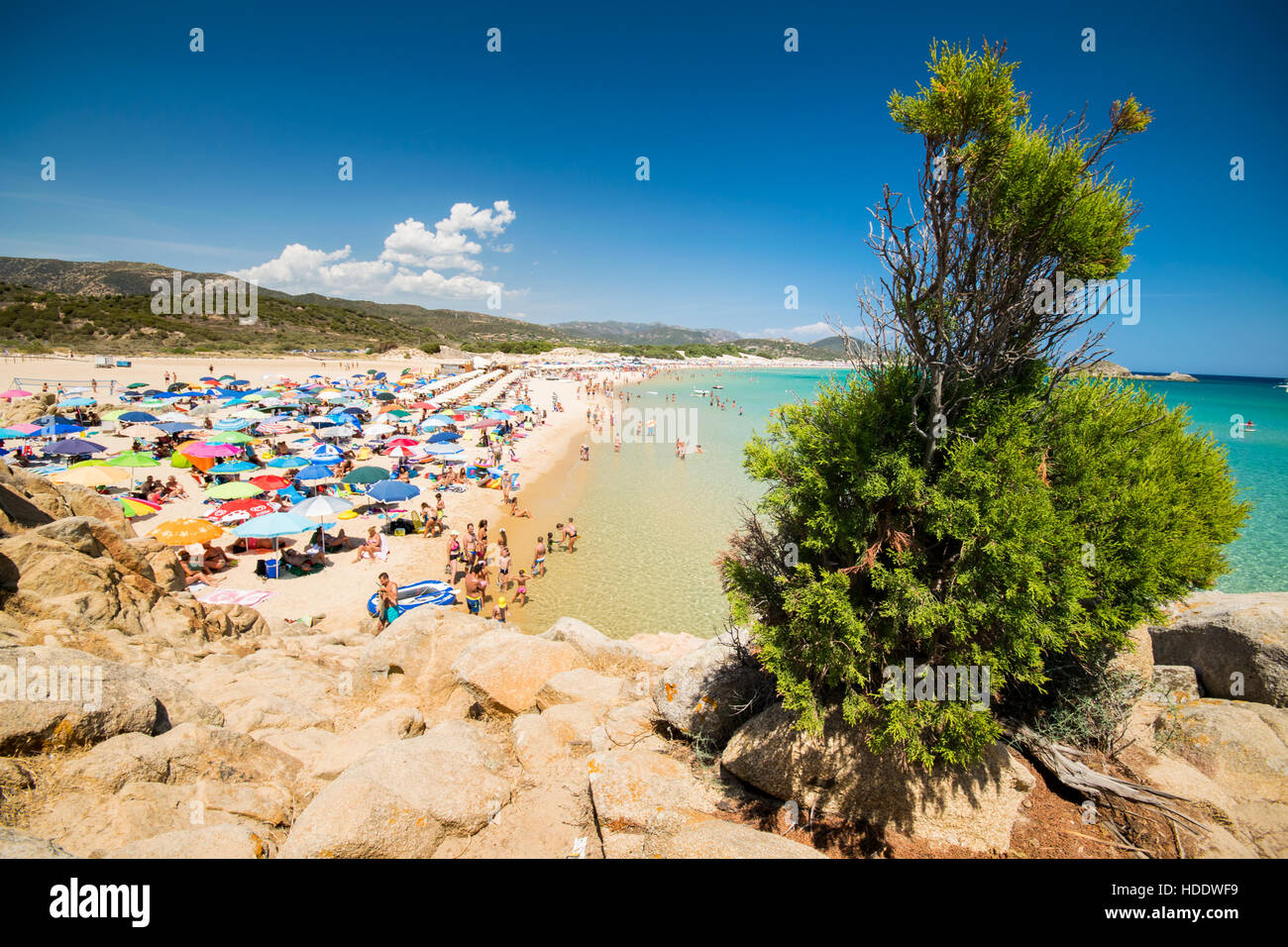 Chia, Italien - 18. August 2016: Die wunderbare Strände und kristallklares Wasser der Bucht von Chia, Sardinien, Italien. Stockfoto