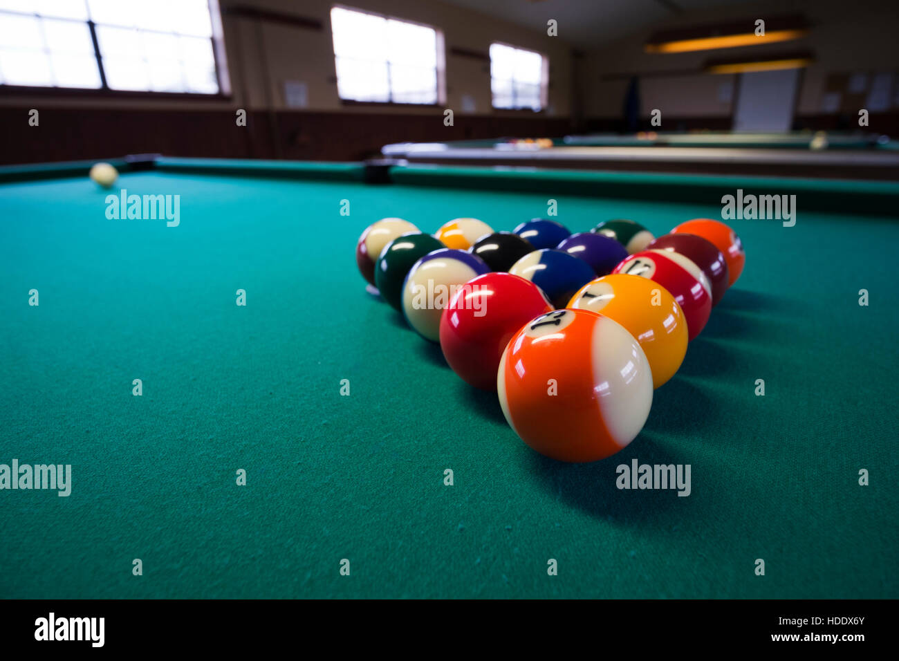 Billardtische aufgestellt auf einem RV Parksp-Pool-Halle Stockfoto