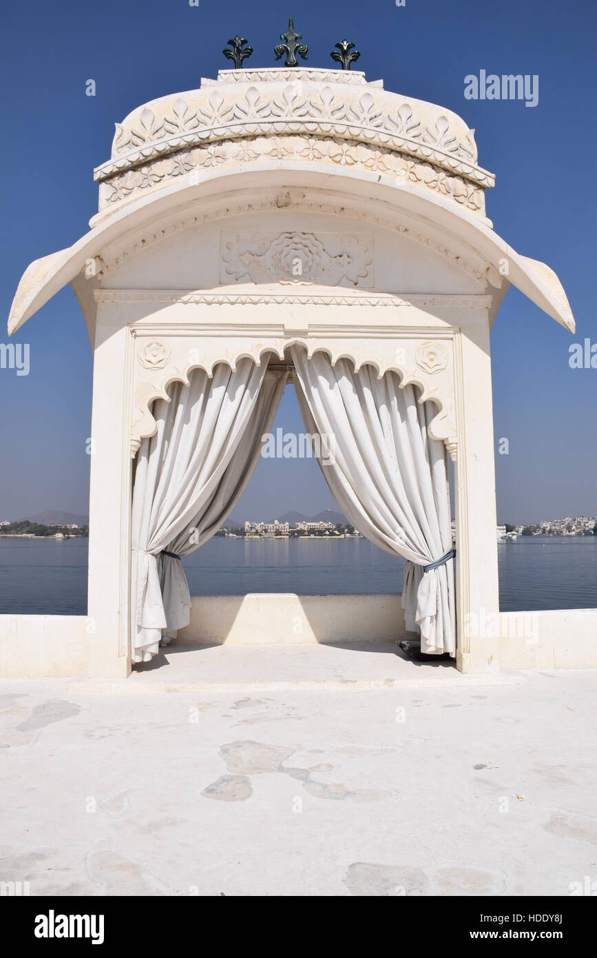 Lake Garden Palace (auch genannt Jag Mandir) am Pichola-See in Udaipur, Rajasthan, Indien Stockfoto