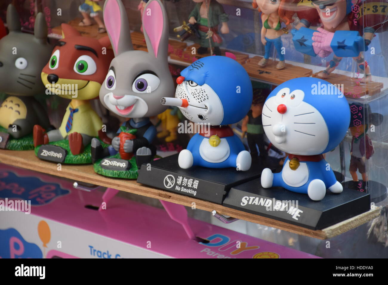 Erinnerung an Doraemon und andere Zeichen in einem Marktstand in Hong Kong, China Stockfoto
