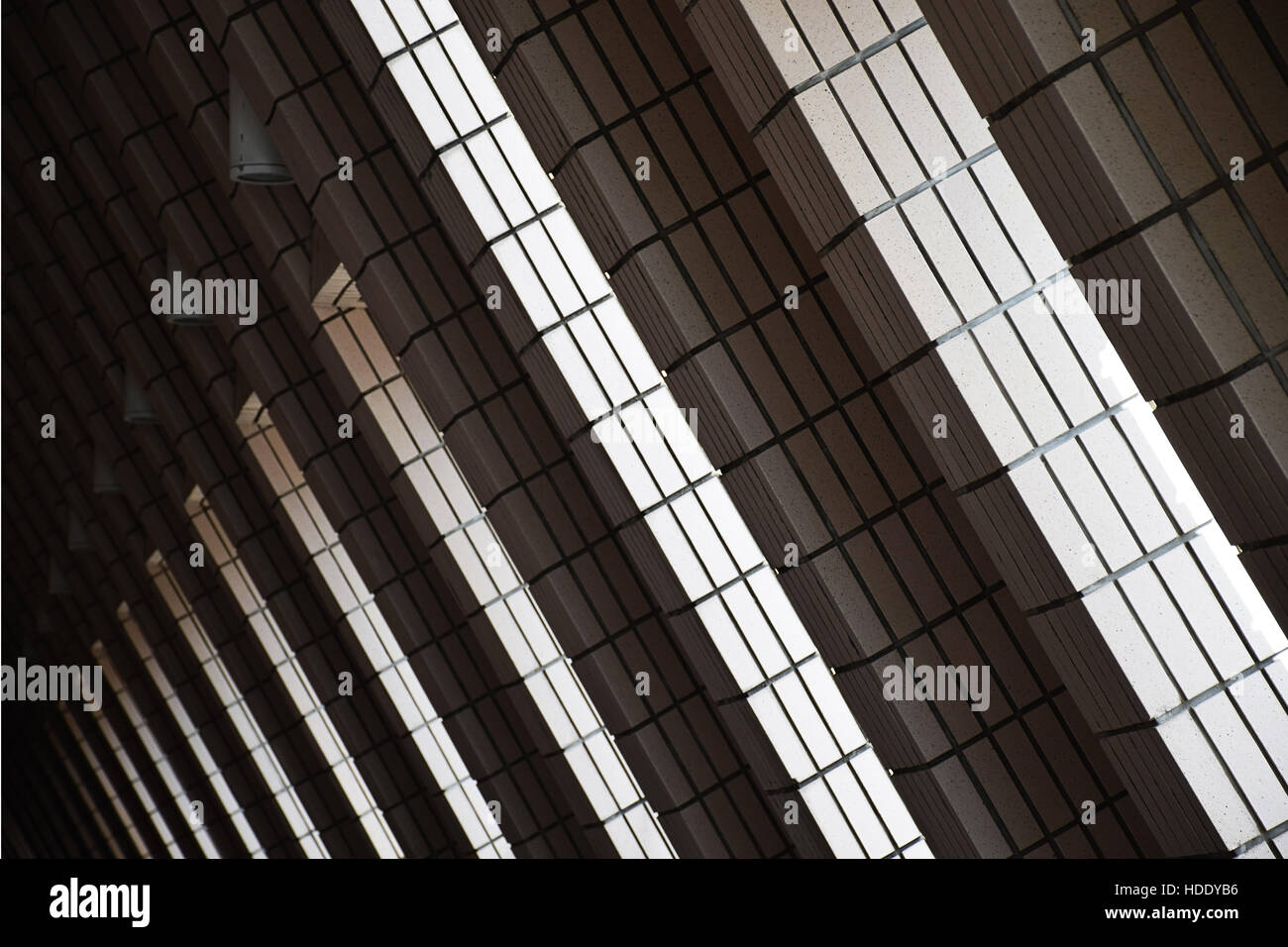 Dramatisches Licht, Schatten und braune Fliesen an den Wänden Stockfoto