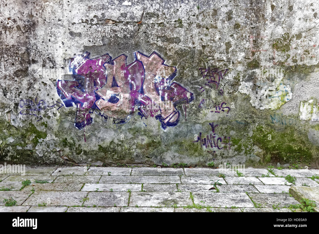 alte nasse Straße Wand mit graffiti Stockfoto
