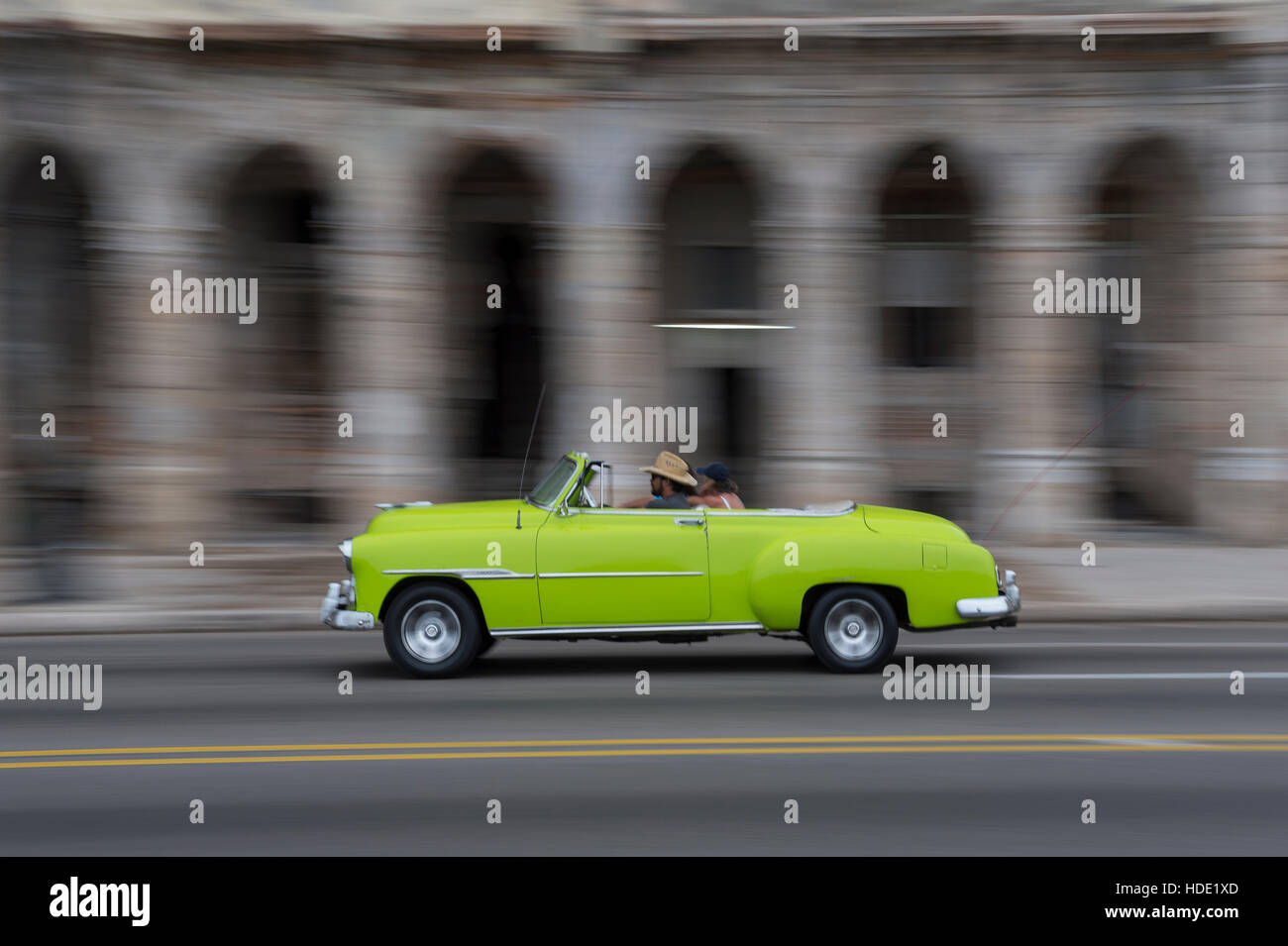 Grünen amerikanischen Cabrio fahren entlang der Malecon, Havanna, Kuba Stockfoto