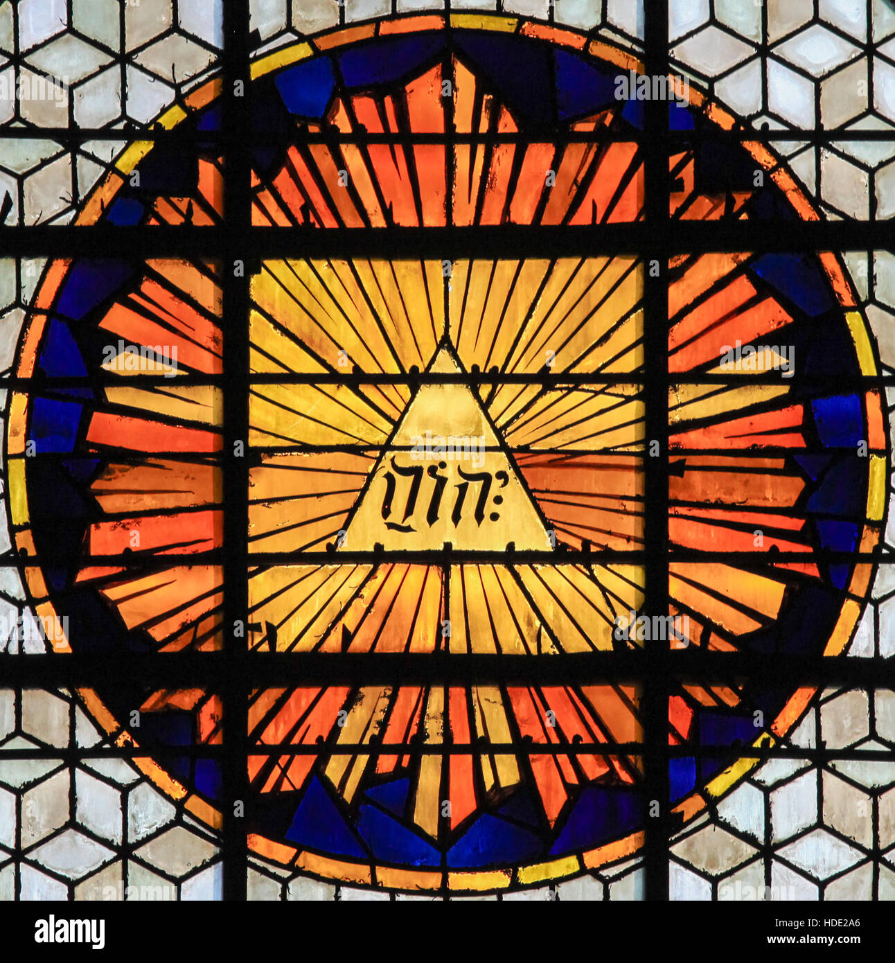Glasmalerei in Kirche von Saint-Germain-des-Prés in Paris, das Tetragrammaton Darstellung, der hebräischen Theonym als einer der Namen Gottes, in der er verwendet Stockfoto