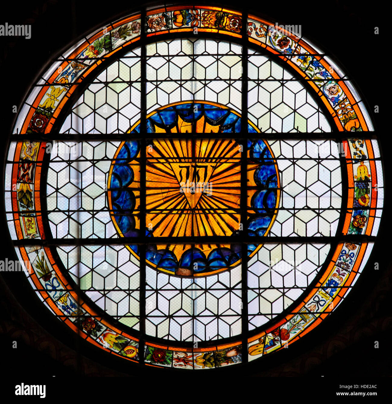 Glasmalerei in Kirche von Saint-Germain-des-Prés in Paris, das Tetragrammaton Darstellung, der hebräischen Theonym als einer der Namen Gottes, in der er verwendet Stockfoto