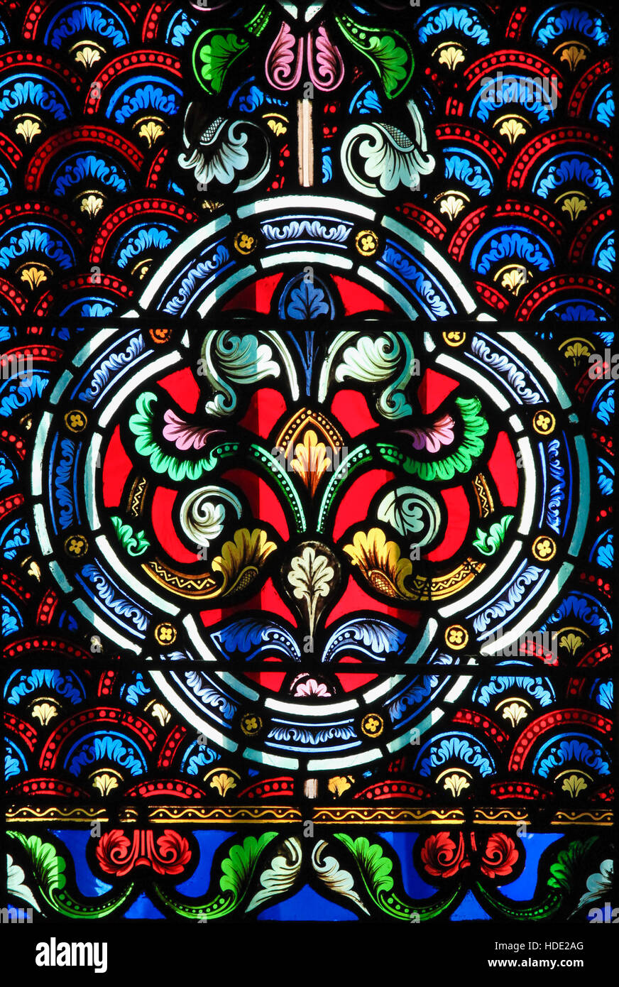 Glasmalerei in Kirche von Saint-Germain-des-Prés in Paris, mit einem dekorativen Muster Stockfoto
