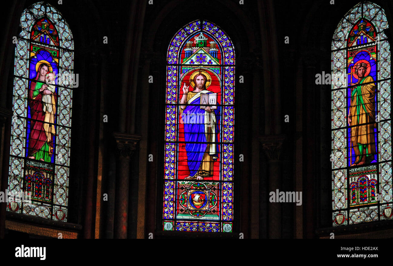 Glasmalerei in Kirche von Saint-Germain-des-Prés in Paris, Darstellung Mutter Mary, Jesus und Johannes der Täufer Stockfoto