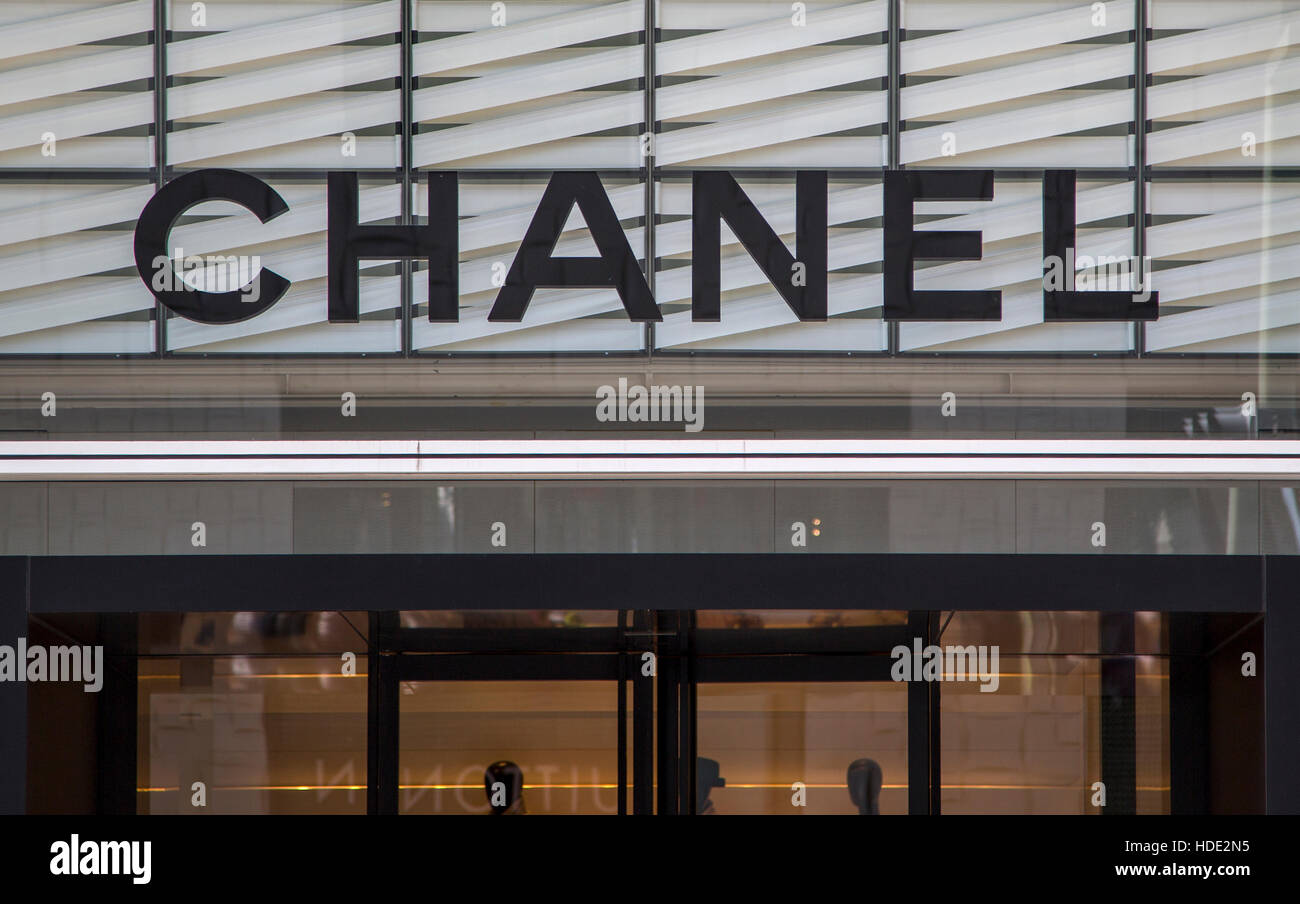 TOKYO, JAPAN - 2. Oktober 2016: Detail von Chanel-Shop in Tokyo, Japan. Chanel ist französische Modeunternehmen gründete im Jahre 1909 in Paris. Stockfoto