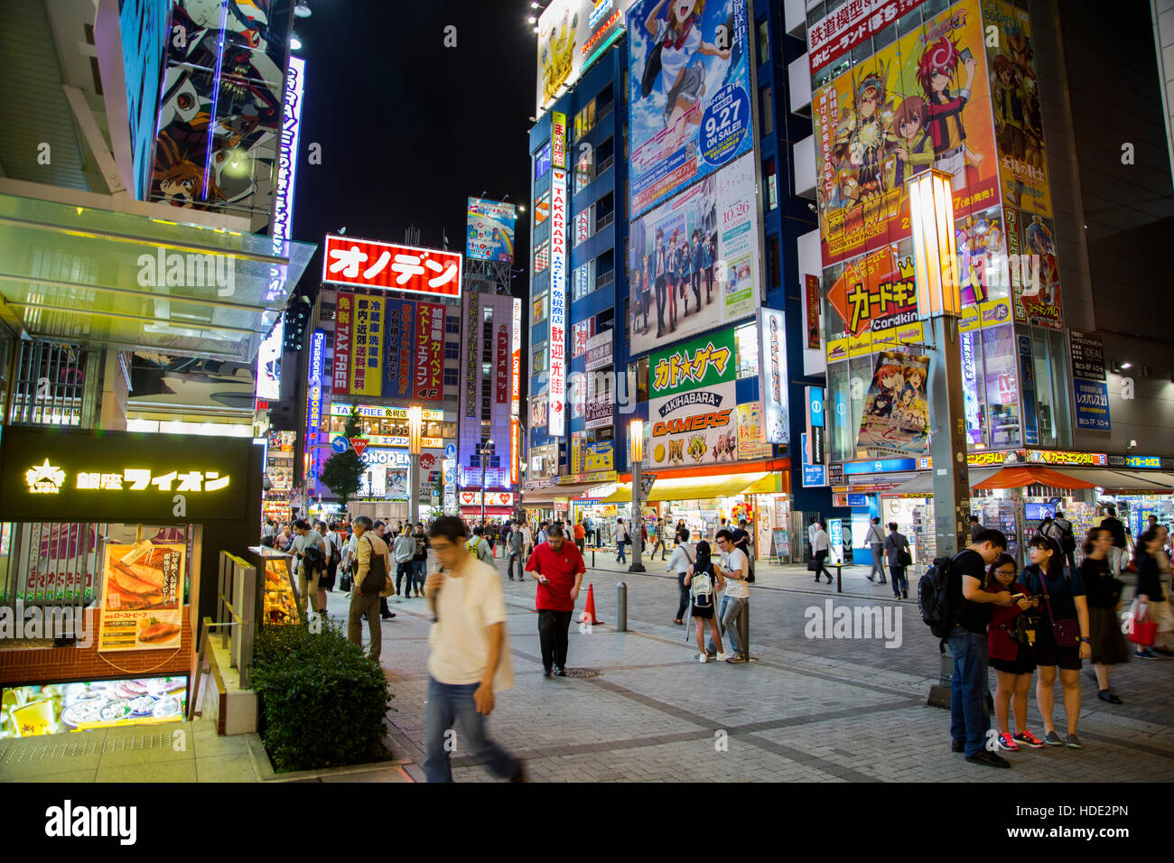 Unbekannter Menschen auf der Straße im Stadtteil Akihabara in Tokio. Stockfoto