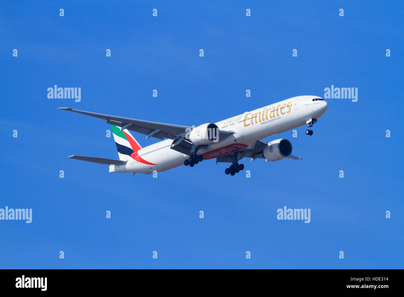 Boeing 777-36°, A6-EBJ von Emirates Airlines auf Ansatz, landen am Flughafen von Larnaca, Zypern. Stockfoto