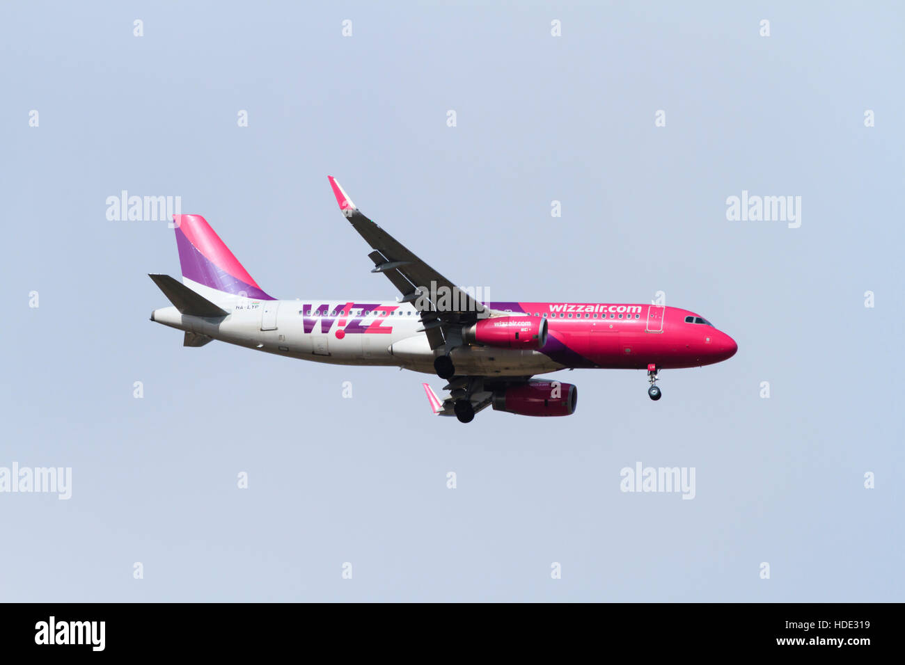 Airbus A320-232, HA-LYP der ungarischen Fluggesellschaft Wizz Air auf Ansatz zum Flughafen Larnaca, Zypern. Stockfoto
