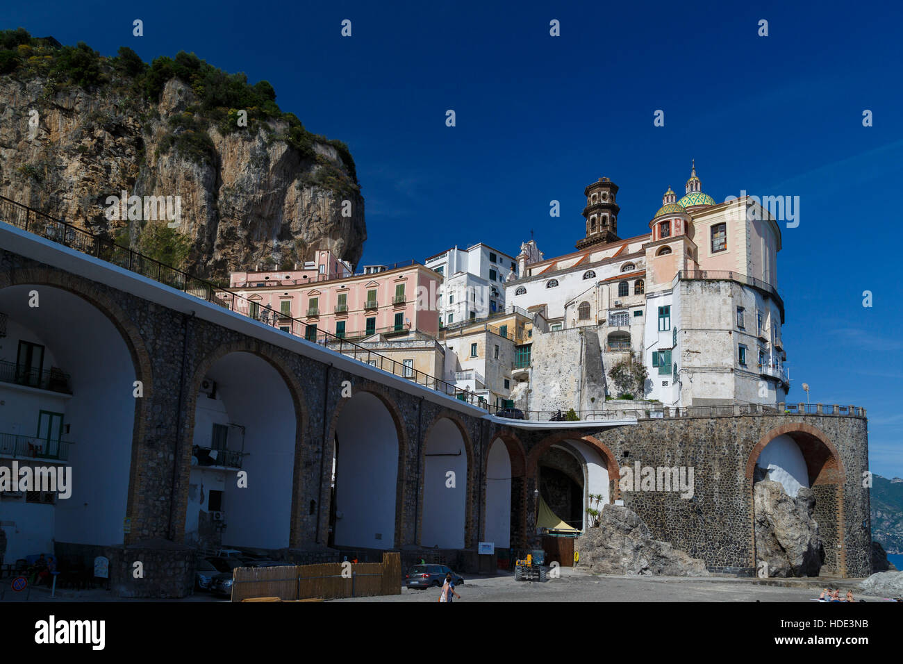 Die Collegiata Santa Maria Maddalena-Kirche in Atrani auf der Amalfi Küste, Kampanien, Salerno in Süditalien. Stockfoto