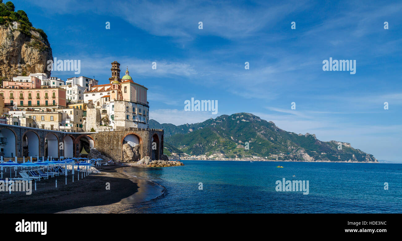 Die Collegiata Santa Maria Maddalena-Kirche in Atrani auf der Amalfi Küste, Kampanien, Salerno in Süditalien. Stockfoto