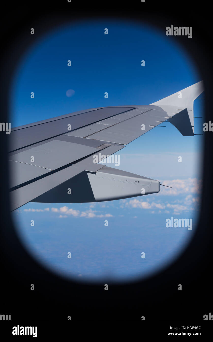 Blick aus einem Flugzeugfenster am Motor und Flügel Stockfoto