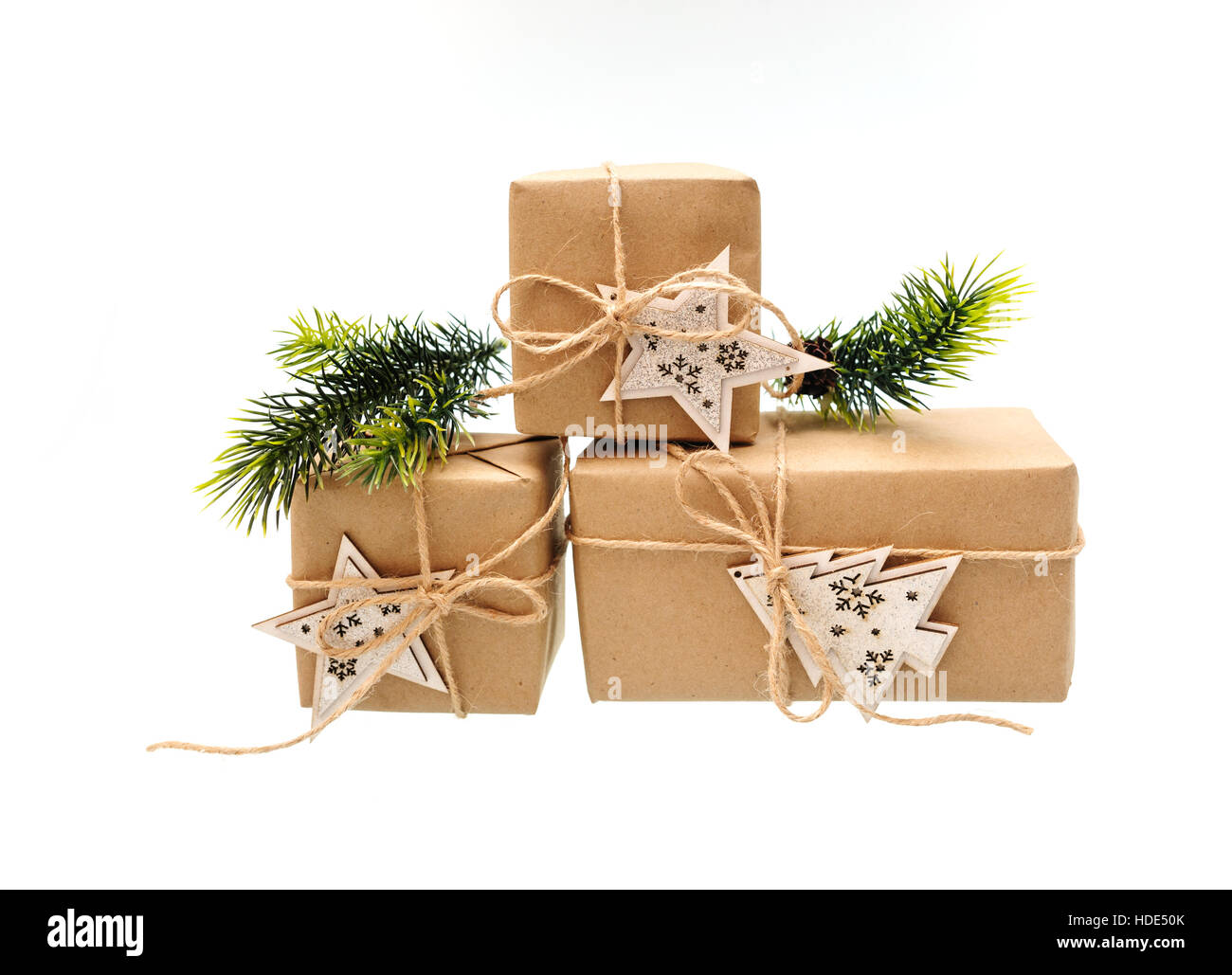 Geschenk-Boxen mit einem Seil aus Holz Sterne auf weißem Hintergrund gebunden Stockfoto