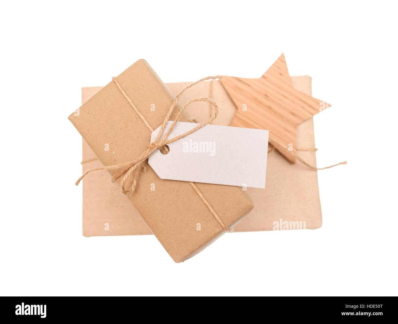 Geschenk-Box von Kraftpapier mit Tag für Text auf weißem Hintergrund Stockfoto