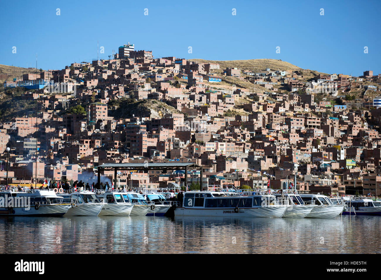 Backsteinbauten und Marina im Vordergrund, Stadt Puno, Titicacasee, Peru Stockfoto