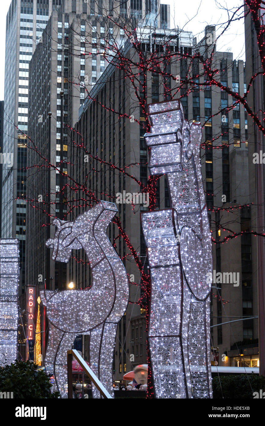 Riesige Rentier Licht Dekoration auf der Avenue of the Americas, NYC, USA Stockfoto