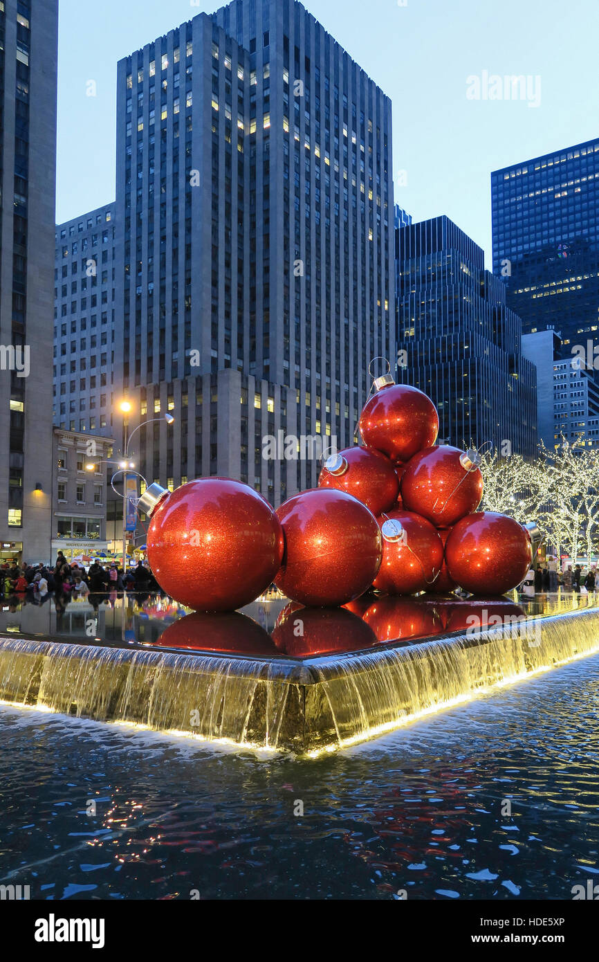 Riesige Weihnachtsverzierungen, reflektierenden Pool, 1251 Avenue of the Americas, New York City, USA Stockfoto