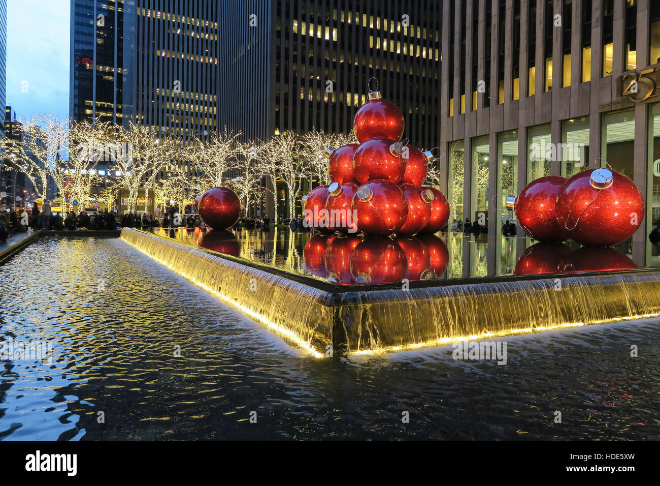 Riesige Weihnachtsverzierungen, reflektierenden Pool, 1251 Avenue of the Americas, New York City, USA Stockfoto