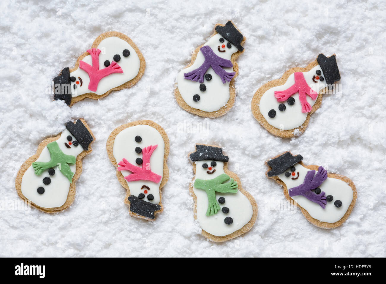 Hausgemachte Schneemänner Kekse auf einem verschneiten Hintergrund. Stockfoto