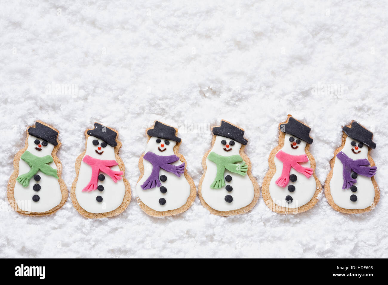 Sechs hausgemachten Schneemänner Kekse auf einem verschneiten Hintergrund. Stockfoto