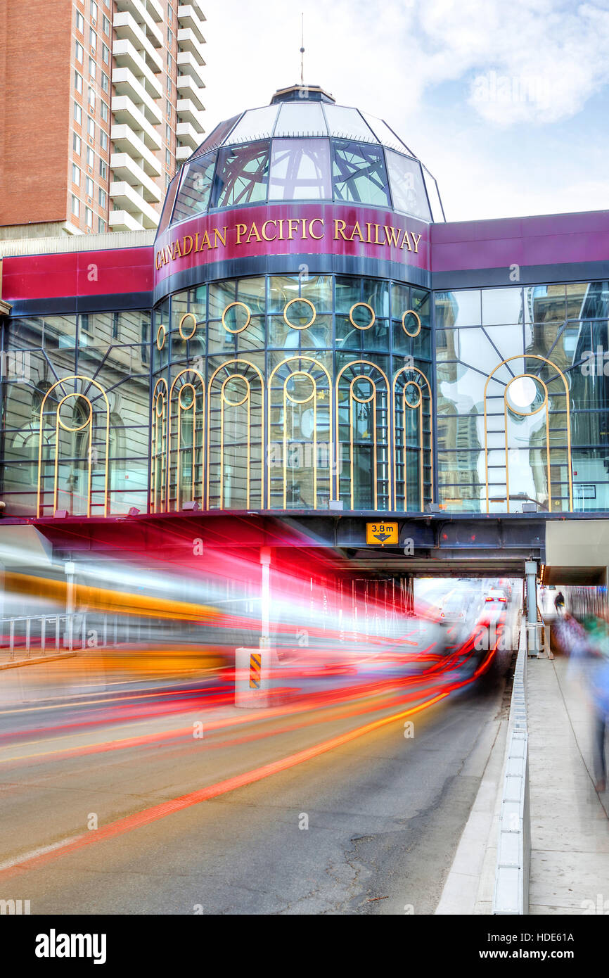 Verkehr Rute Lichter Streifen entlang der Innenstadt von Calgary auf 9th Avenue unter der Glaskuppel Canadian Pacific (CP) Eisenbahn. Stockfoto