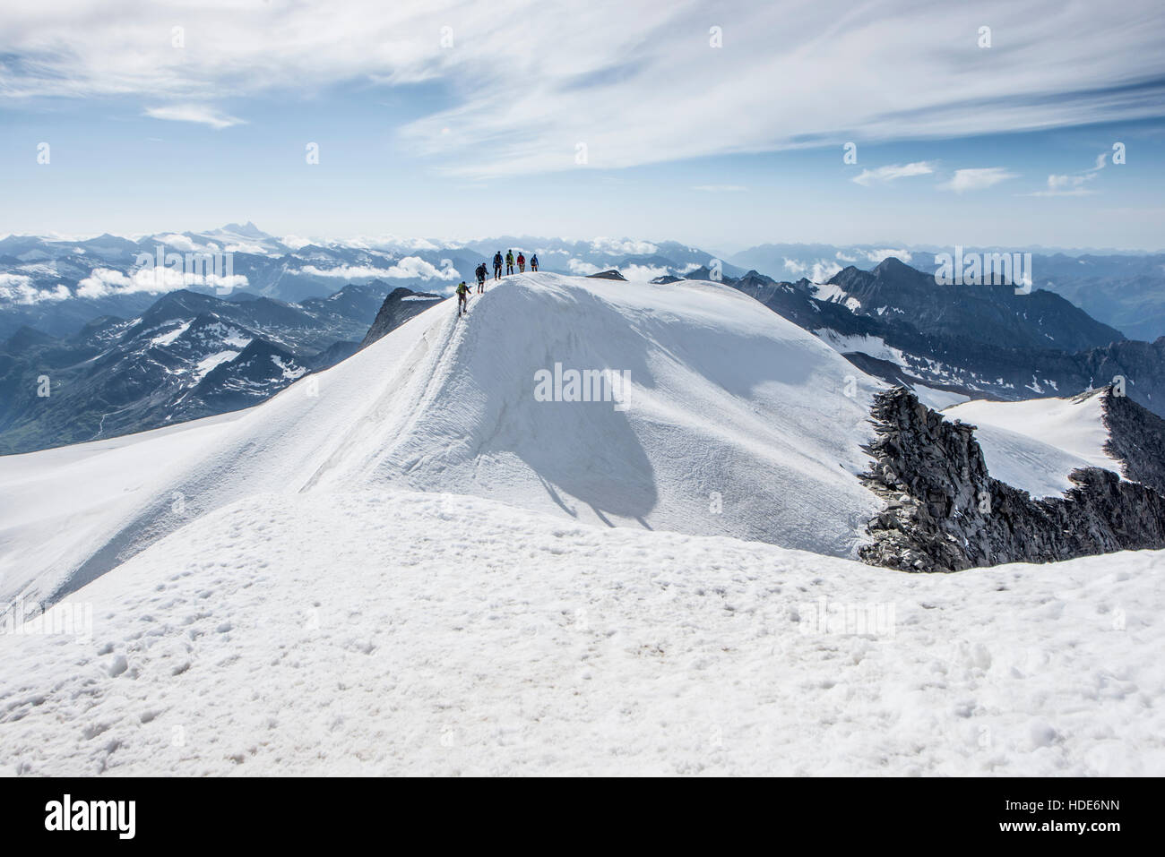 Gruppe von Bergsteigern angeseilt zusammen klettern die verschneiten Hang des Berges, Gletscher und Panorama der Gipfel im Hintergrund Stockfoto