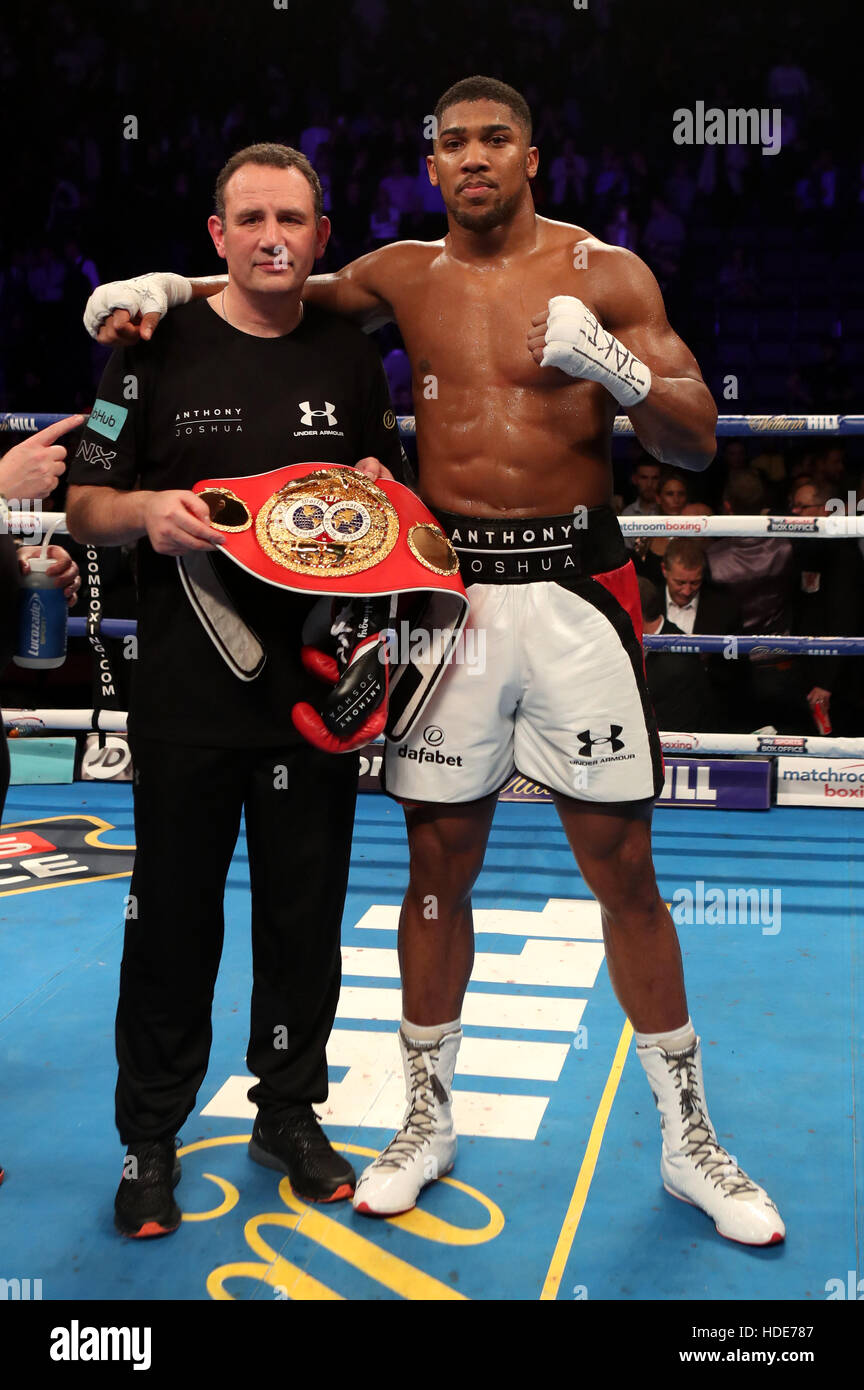 Anthony Joshua Feiert Nach Dem Sieg Gegen Eric Molina Mit Trainer Rob Mccracken Wahrend Ihrer Ibf World Heavyweight Championship Kampf Gegen Manchester Arena Stockfotografie Alamy