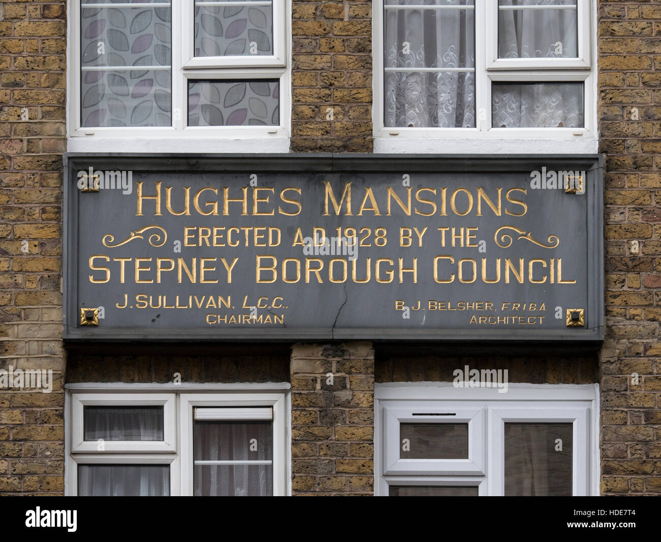 Stiftung-Plakette für Hughes-Villen in Vallance Straße Whitechapel wurde 1928 erbaut. Stockfoto