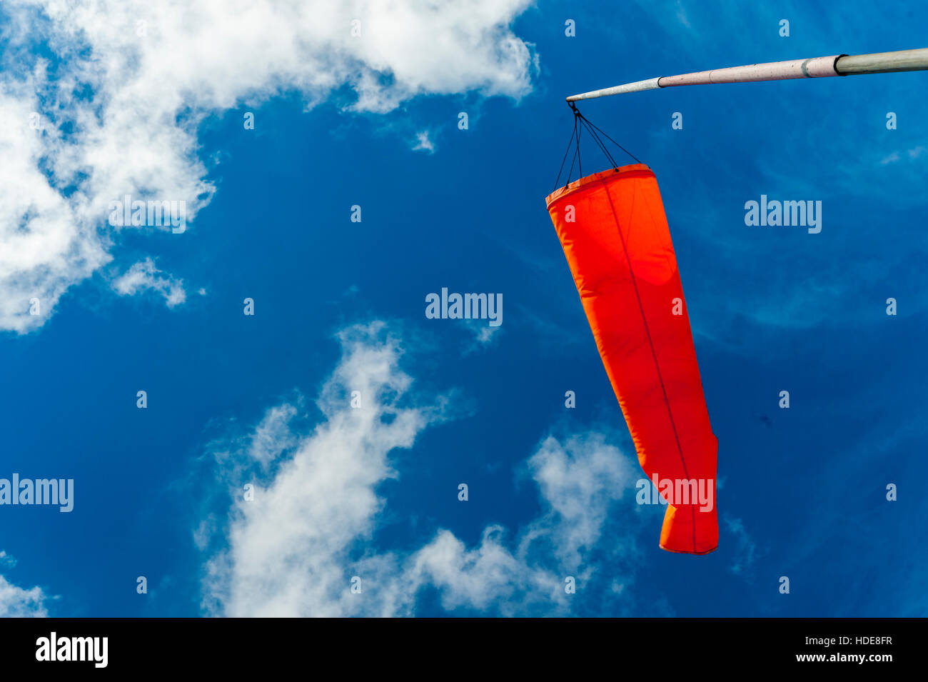 Ein Windsack mit blauem Himmel hinter blickte. Stockfoto