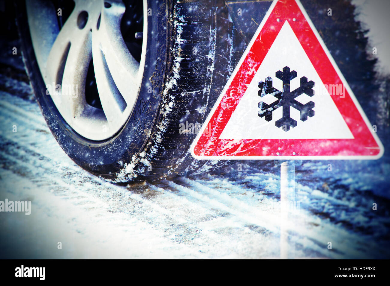 Pkw-Reifen Winter unterwegs mit Verkehrszeichen Stockfoto