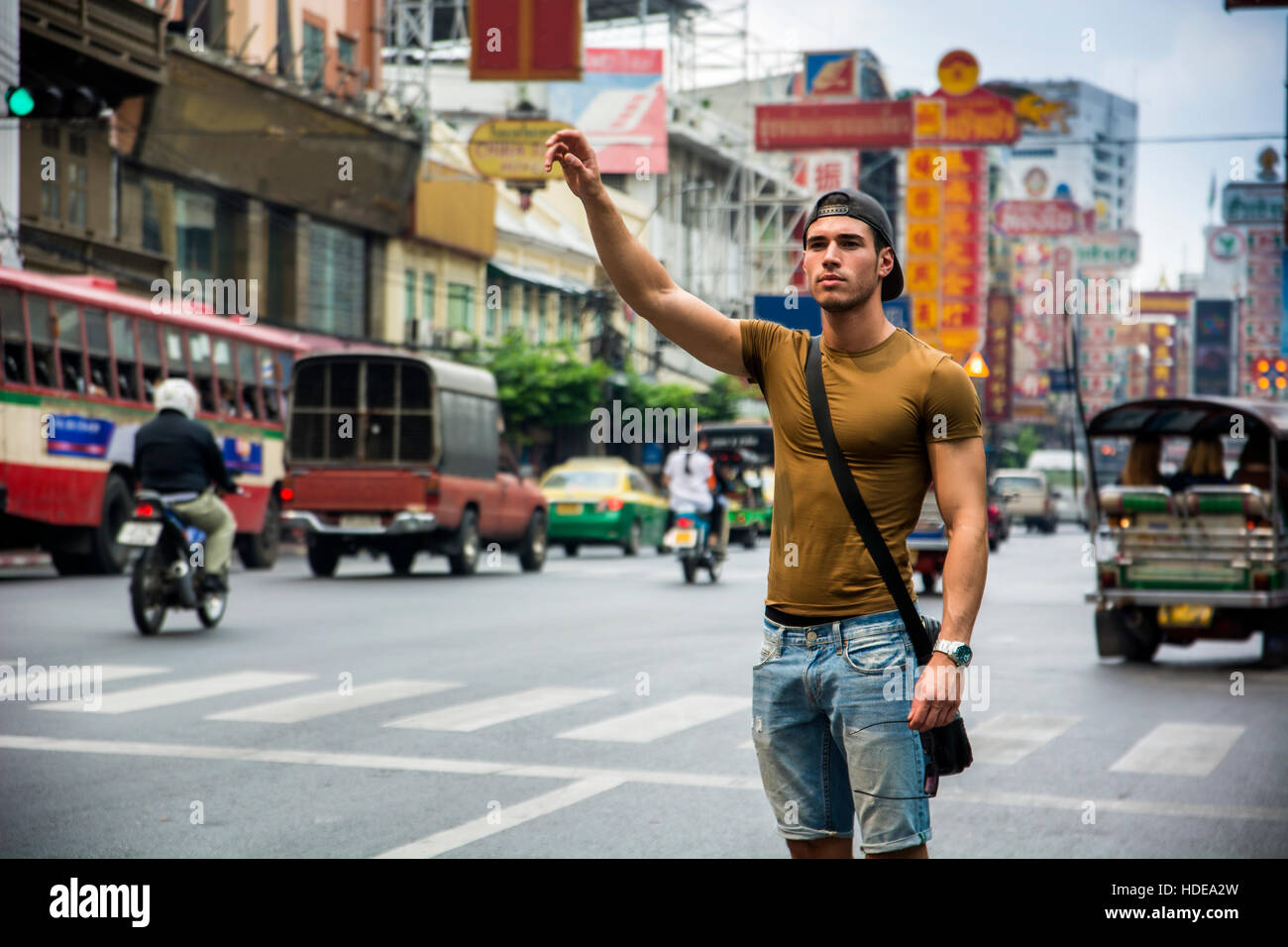 Mann mit Hand auf der Straße stehend in Bangkok, Thailand. Horizontal im Freien gedreht Stockfoto