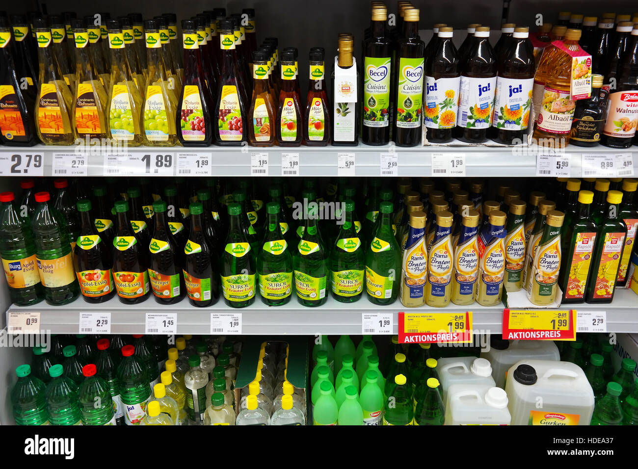 Essig und Öl-Produkte im REWE Supermarkt Stockfoto