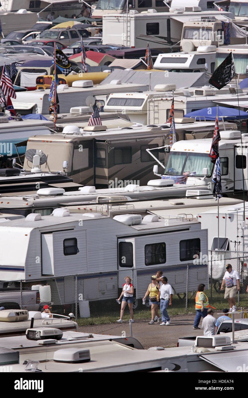 Ein überfüllter Campingplatz ist mit Camper, Anhänger und andere Freizeitfahrzeuge gefüllt. Stockfoto