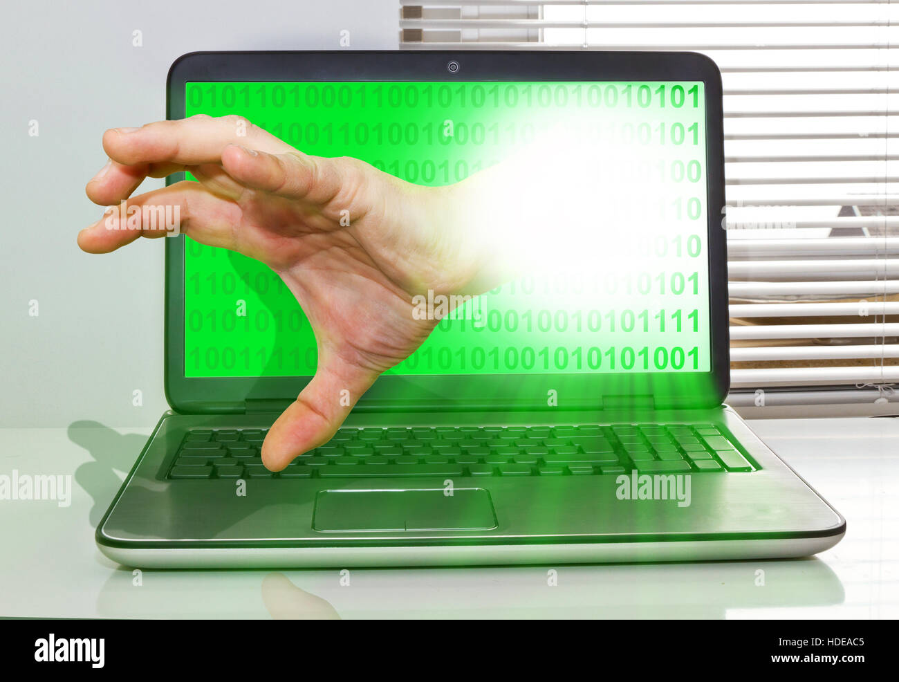 Hand auf einem computer Stockfoto