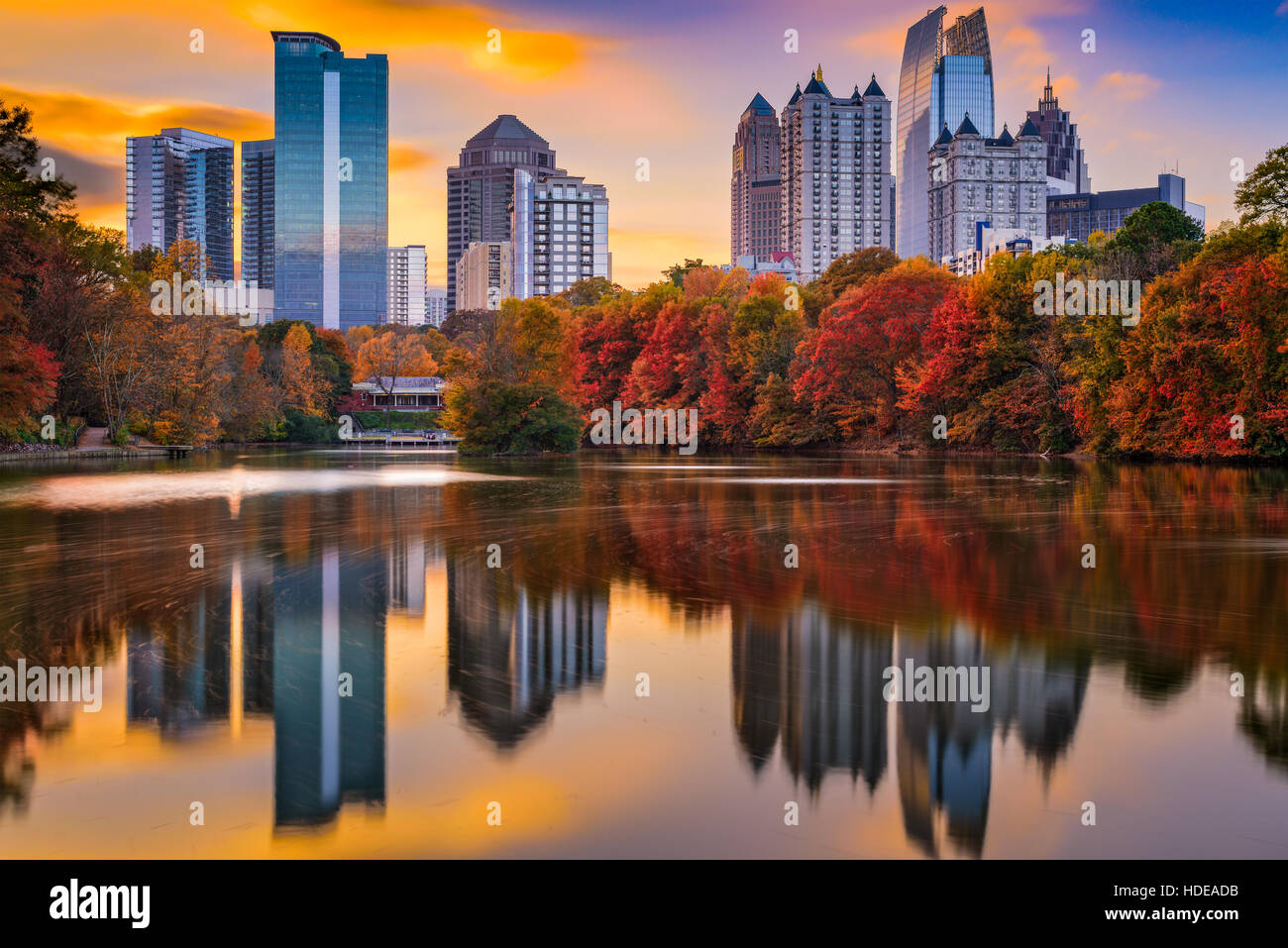 Skyline von Atlanta, Georgia, USA Piedmont Park im Herbst. Stockfoto