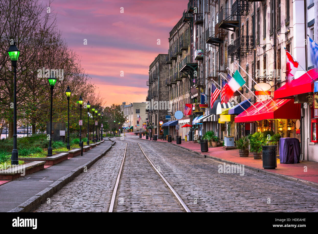 Savannah, Georgia, USA Bars und Restaurants auf River Street. Stockfoto